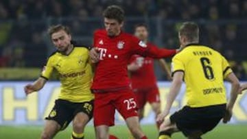 M&uuml;ller peleando un bal&oacute;n durante el partido.