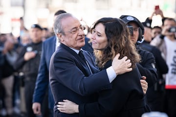 La presidenta de la Comunidad de Madrid, Isabel Díaz Ayuso, saluda al presidente del Real Madrid, Florentino Pérez, a la llegada a la Real Casa de Correos. 