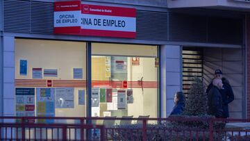 Varias personas en la puerta de una oficina del SEPE, a 3 de enero de 2024, en Madrid (España). El paro registrado en las oficinas de los servicios públicos de empleo registró en 2024 un descenso de 146.738 personas, hasta un total de 2.560.718 desempleados, la menor cifra en un cierre de año desde el ejercicio 2007, impulsado por el sector servicios. Asimismo, la Seguridad Social gana casi 502.000 afiliados en 2024, hasta los 21,33 millones de ocupados
03 ENERO 2025;PARO;AFILIADOS;SEGURIDAD SOCIAL;17 AÑOS;SERVICIOS;TRABAJO
Eduardo Parra / Europa Press
03/01/2025