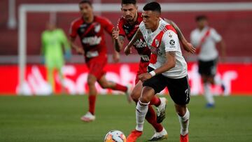 Argentina&#039;s River Plate Matias Suarez (R) and Brazil&#039;s Athletico Paranaense Pedrao vie for the ball during their closed-door Copa Libertadores round before the quarterfinals football match at the Libertadores de America stadium in Avellaneda, Buenos Aires, on December 1, 2020. (Photo by Natacha Pisarenko / POOL / AFP)