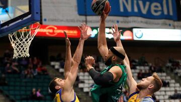 GRAF3853. BADALONA(BARCELONA) (ESPAÑA), 01/04/2018.- El jugador del Joventut Jerome Jordan (c), lanza a canasta entre los jugadores del Herbalife Gran Canaria, Anzejs Pasecniks (i) y Ondrej Balvin (d), durante el partido de liga Endesa en el pabell