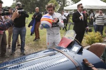 El piloto español de Formula 1 Fernando Alonso participa junto a Facundo Pieres, en un acto en en el Owners Club de Buenos Aires (Argentina). Alonso participó en un desafío inédito: correr en un Bugatti contra Pieres, uno de los mejores polistas del mundo, que corrió montado sobre su caballo.















