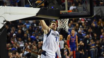 Luka Doncic hace un mate ante los Pistons.