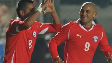 Vidal cree que Suazo es la solución de la Roja: “Si se necesita gol, es el indicado” 