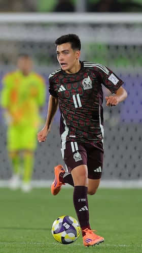 Mexico's midfielder #11 Gilberto Mora controls the ball during the 2025 FIFA U-20 World Cup round of 16 football match between Chile and Mexico at the Elias Figueroa Stadium in Valparaiso, Chile on October 7, 2025. (Photo by Javier TORRES / AFP)