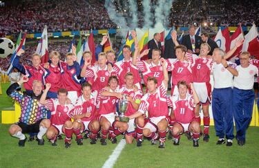 La selección danesa sorprendió al mundo tras ganar su primera y única Eurocopa el 26 de junio de 1992 a la recien unificada Alemania. La final de la Euro de Suecia disputada en Gotemburgo acabó 2-0 con tantos de John Jensen y Kim Vilfort. Lo curioso de esta edición es que los daneses se incorporaron a la competición en sustitución de la selección de Yugoslavia, que se encontraba inmersa en la Guerra de los Balcanes. En la foto, el equipo campeón de 1992.