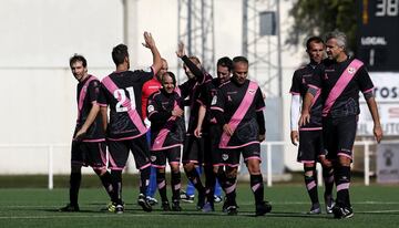Hoy 1 de noviembre los veteranos del Torrej車n y del Rayo Vallecano han goleado a la ELA en un partido solidario disputado en el Campo Municipal Las Veredillas.