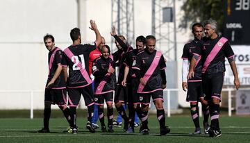 Hoy 1 de noviembre los veteranos del Torrejón y del Rayo Vallecano han goleado a la ELA en un partido solidario disputado en el Campo Municipal Las Veredillas.