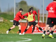 21-03-26. ALEX CORREDERA Y MANU RODRÍGUEZ EN EL ENTRENAMIENTO DEL SPORTING EN MAREO.