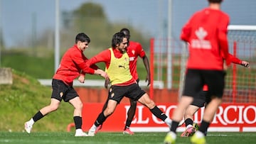 21-03-26. ALEX CORREDERA Y MANU RODRÍGUEZ EN EL ENTRENAMIENTO DEL SPORTING EN MAREO.