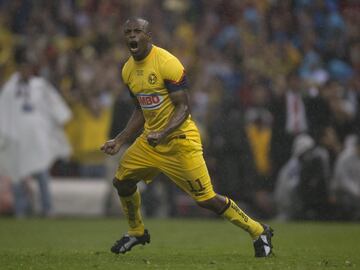 ‘Chucho’ Benítez se marchó en uno de los mejores momentos de su carrera después de conquistar el título de liga en 2013 con América. Partió al futbol de Catar y falleció en Doha tras algunas complicaciones médicas.