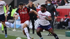 Nice's Algerian defender Youcef Atal (L) fights for the ball with Clermont's Congolese defender Vital Nsimba during the French L1 football match between OGC Nice and Clermont at the Allianz Riviera stadium in Nice, southeastern France, on February 6, 2022. (Photo by Valery HACHE / AFP)