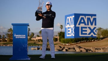 Si Woo Kim posa con el trofeo de campeón del The American Express en el PGA West Peter Dye Stadium Course de La Quinta, California.