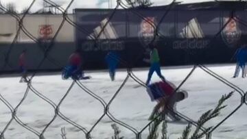 La alegre práctica de la U en el CDA: ¡Guerra en la nieve!