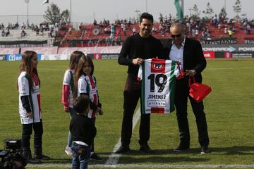 El jugador de Palestino Jose Luis Jimenez, es presentado junto su familia en el estadio La Cisterna de Santiago, Chile.