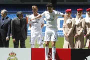 El Real Madrid C. F. y Emirates presentaron el nuevo acuerdo de patrocinio entre ambas entidades y la camiseta de la temporada 2013/14, que llevará el nombre de la compañía aérea.Al acto también acudieron los jugadores de la plantilla blanca, que posaron con las nuevas equipaciones.