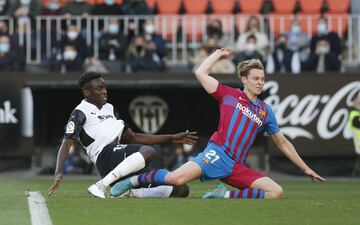 Frenkie De Jong marca el 0-2 al Valencia. 