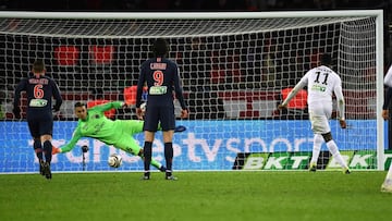 Guingamp&#039;s French forward Marcus Thuram (R) shoots and scores a penaty kick past Paris Saint-Germain&#039;s French goalkeeper Alphonse Areola (L) during the French League Cup quarter-final football match between Paris Saint-Germain (PSG) and Guingamp