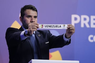 Iván Rene Valenciano y Daniela Montoya fueron los encargados de sacar las balotas en el sorteo en el que Colombia enfrentará a Argentina, Chile, Venezuela y Ecuador