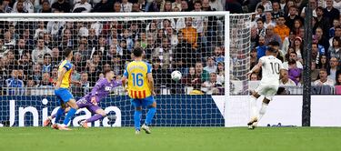 Es completamente inevitable. Centro de Arda Güler que encuentra libre de marca a Mbappé, el cual conectó de primeras con un exquisito remate para volver a batir a Agirrezabala. 