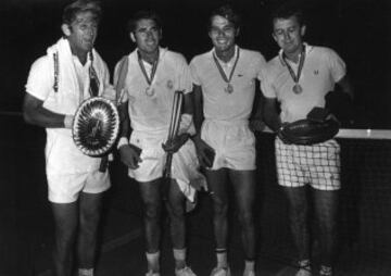 Manolo Santana y Jos¨¦ Luis Arila al finalizar un partido de dobles