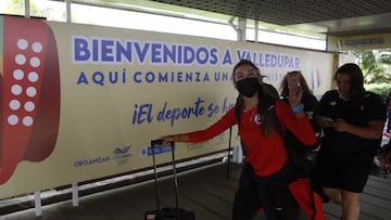 MED101. VALLEDUPAR (COLOMBIA), 23/06/2022.- Un grupo de deportistas de la delegación de Chile llega hoy, al aeropuerto Alfonso López Pumarejo en Valledupar (Colombia) para participar en los Juegos Bolivarianos. Los XIX Juegos Bolivarianos, que se celebraran del 24 de junio al 5 de julio, serán inaugurados este viernes y con ellos comenzará el ciclo olímpico de París 2024 para 11 países americanos y 3.264 deportistas que esperan culminar con éxito este camino. EFE/Luis Eduardo Noriega A.
