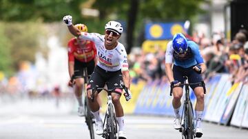 Jhonatan Narváez celebra la victoria en la segunda etapa de la Vuelta a Alemania.