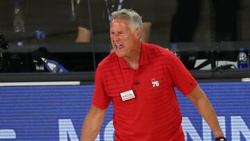 Los 76ers procesan la derrota y despiden al t¨¦cnico Brett Brown