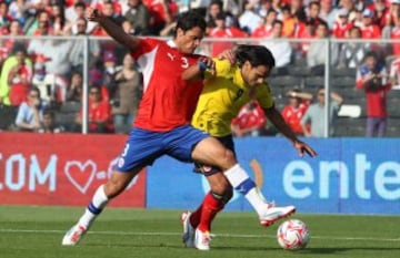 Futbol, Chile vs Colombia
Eliminatorias para Brasil 2014.
El jugador de la seleccion colombiana Radamel Falcao, derecha, disputa el balon con Marcos Gonzalez de Chile durante el partido clasificatorio al mundial de Brasil 2014 jugado en el estadio Monumental en Santiago, Chile.