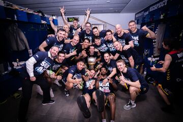 Los jugadores del MoraBanc Andorra celebran el ascenso a la Liga Endesa.