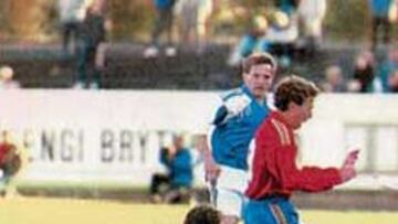 <b>IMPOTENTES. </b>Butragueño pierde el balón ante dos islandeses en presencia de Martín Vázquez.