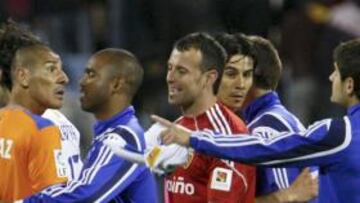 <b>CATA LE CAZÓ. </b>Cata Díaz es separado por Sinama, Doblas y Paredes cuando fue a por Herrera.