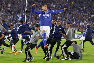 Larry Vázquez de Millonarios celebra al ganar la serie de penaltis hoy, en la final de la Primera División del fútbol profesional colombiano ante Atlético Nacional en el estadio El Campín en Bogotá (Colombia). 
