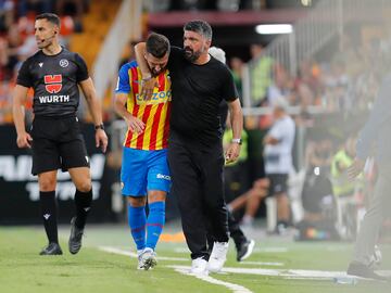 Gattuso consuela a Gayà tras lesionarse el capitán en el Trofeo Taronja.