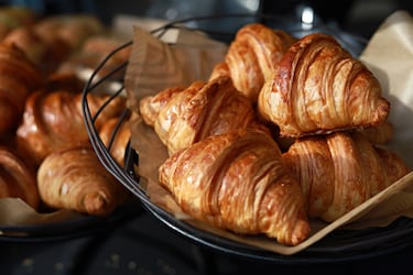 El cruasán (croissant) no nació en Francia, aunque hoy sea uno de los símbolos de su gastronomía. Su origen es austriaco, derivado de un bollo tradicional llamado kipferl, consumido en Austria al menos desde la Edad Media.