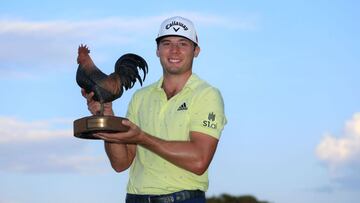 Sam Burns posa con el trofeo de campeón del Sanderson Farms.