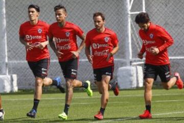 Futbol, entrenamiento seleccion chilena.
Los jugadores de la seleccion chilena, atienden  el entrenamiento matutino en el complejo deportivo Juan Pinto Duran de Santiago, Chile.
20/03/2017