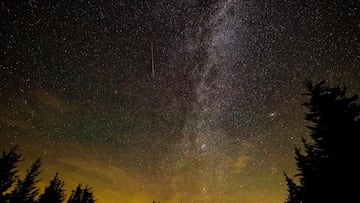 This NASA handout photo released on August 11, 2021, shows a 30 second exposure,as a meteor streaks across the sky during the annual Perseid meteor shower on August 10, 2021, in Spruce Knob, West Virginia. (Photo by Bill INGALLS / NASA / AFP) / RESTRICTED