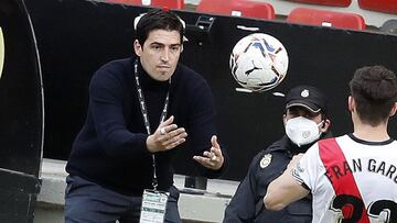 Iraola entrega un bal&oacute;n a Fran Garc&iacute;a.
 
 