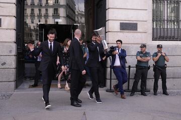 Sergio Llull sale de la Real Casa de Correos, sede la Comunidad de Madrid, con el trofeo de campeón de la Euroliga.