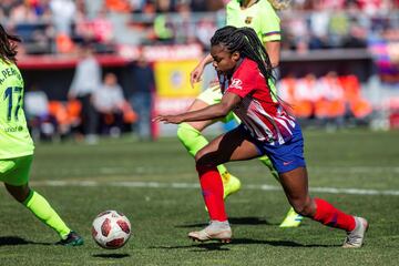 Ludmila Da Silva, del Atletico de Madrid Femenino, en la jugada del segundo gol conseguido ante el FC Barcelona