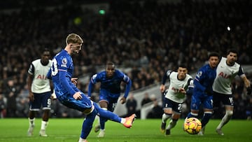 Soccer Football - Premier League - Tottenham Hotspur v Chelsea - Tottenham Hotspur Stadium, London, Britain - December 8, 2024 Chelsea's Cole Palmer scores their second goal from the penalty spot REUTERS/Dylan Martinez EDITORIAL USE ONLY. NO USE WITH UNAUTHORIZED AUDIO, VIDEO, DATA, FIXTURE LISTS, CLUB/LEAGUE LOGOS OR 'LIVE' SERVICES. ONLINE IN-MATCH USE LIMITED TO 120 IMAGES, NO VIDEO EMULATION. NO USE IN BETTING, GAMES OR SINGLE CLUB/LEAGUE/PLAYER PUBLICATIONS. PLEASE CONTACT YOUR ACCOUNT REPRESENTATIVE FOR FURTHER DETAILS..