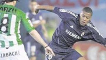 Baptista corrió, tocó, remató, se pegó en el área... Pero ni tiene suerte ni cuaja.