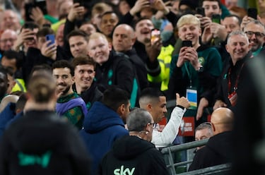 Cristiano Ronaldo es expulsado por un codazo a O´Shea en la espalda sin balón. El árbitro revisa la jugada en el VAR y le muestra la cartulina roja.