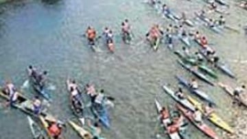 <b>LA SALIDA. </b>Los piragüistas participantes, partiendo de Arriondas.