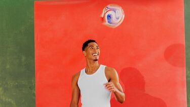 La marca deportiva ha presentado el que será el balón oficial para el Mundial 2026 el cual se disputará en Estados Unidos, México y Canadá. Cada país anfitrión está representado mediante iconografía significativa: una estrella para EE. UU., una hoja de arce para Canadá y un águila para México.