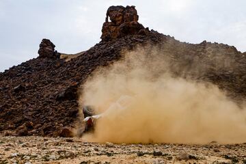 Así ha sido el revolcón de Lategan y su copiloto Cummings Brett durante los primeros kilómetros de la especial. Lategan ha sido trasladado al hospital con una fractura de clavícula provocada por el accidente. 
