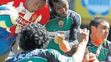 <b>ENTREGA. </b>Congo salta para cabecear un balón ante la oposición del nigeriano Uche, en un lance del partido de ayer en El Molinón.