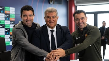 Deco, Laporta y Xavi, en la Ciutat Esportiva el día del anuncio de la continuidad del técnico.