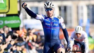 Resumen y resultado de la Par¨ªs-Niza: etapa 2 | Jakobsen vuela ante Van Aert